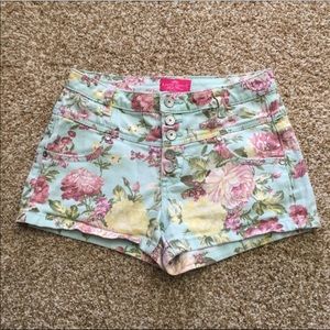 High waisted floral shorts! 😎🌸